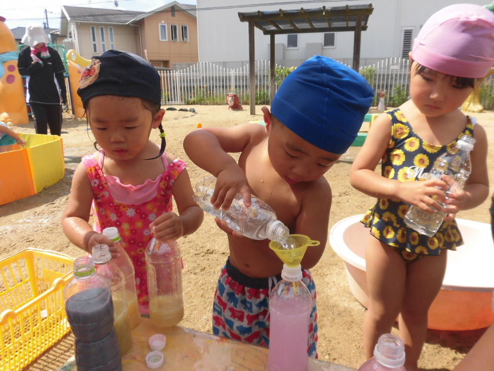 なんだか・・・あれれ～～～色が・・( ﾟДﾟ)
ぼくは・・良い物見つけたよヽ(^。^)ノどんどんお水が入っていく～(*'▽')//
私もやってみたいな～あとで・・か～し～て～(*'▽')
