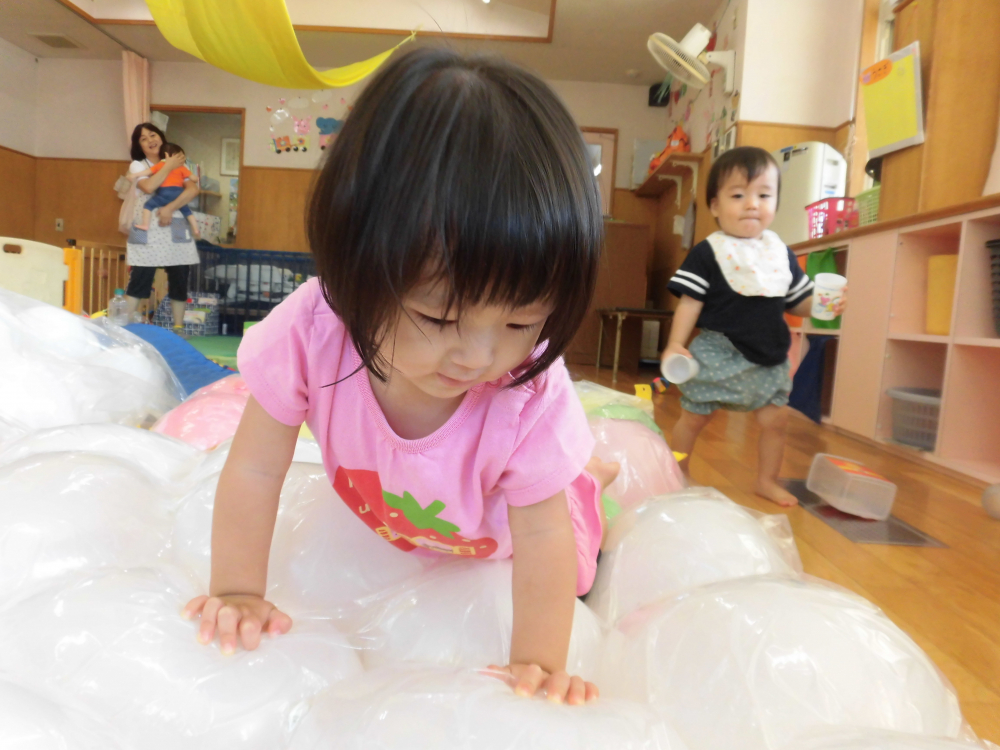何だ・・・なんだ・・・？？？このボコボコは・・・(=ﾟωﾟ)ﾉ触ってみよ～～っと・・・