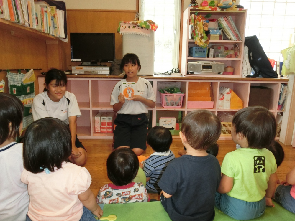 絵本の読み聞かせをしてくれたよ・・ヽ(^。^)ノ