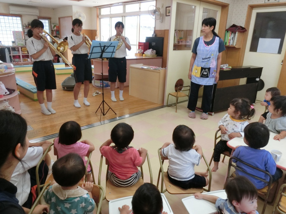 お姉ちゃんたち・・吹奏楽部なんだって~・・『とんぼのめがね』の曲を吹いてくれました(@^^)/~~~とっても上手だった