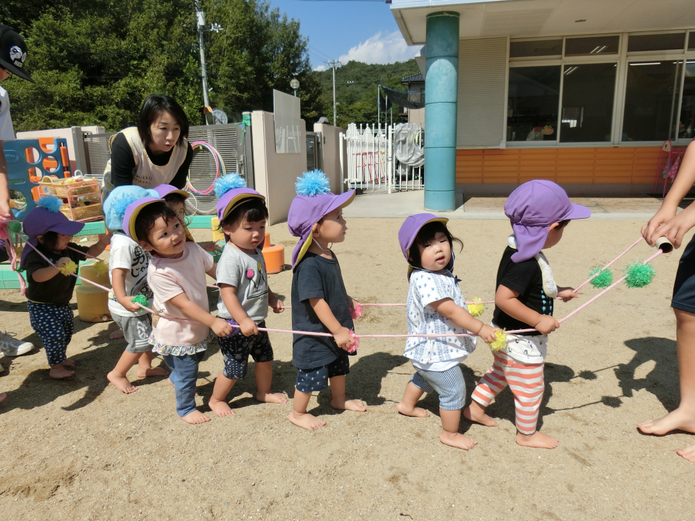♪かも~つれっしゃ~しゅっしゅっしゅ~・・いそ~げいそげ~しゅっしゅっしゅ~♪♬今度の駅までしゅっしゅっしゅ~つも~よに~も~つ・・がっしゃん