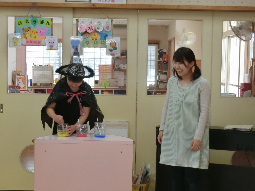 お誕生日会で・・先生が出し物を見せてくれたよヽ(^。^)ノ
