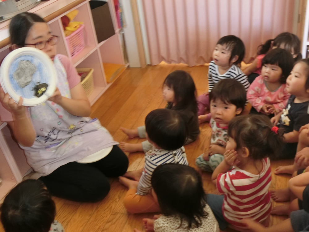 紙皿シアターで、お話しをしてくれたよヽ(^。^)ノ『おつきさまこんばんは』