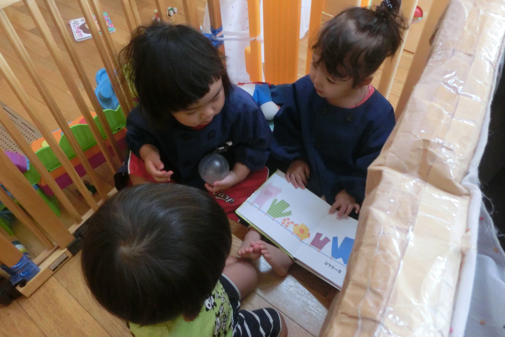 絵本を見て・・変わりばんこに質問しながら・・答えて遊んでる~カワ(・∀・)イイ!!
『なーらんだ』の絵本だね~ヽ(^。^)ノ