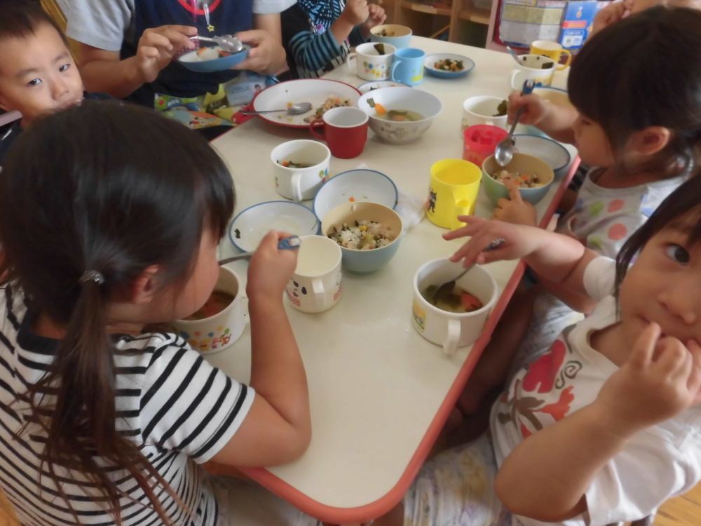 先生のお話しを聞いて・・しっかり食べれてますよ~ヽ(^。^)ノ
≪せ≫・・『みなさ~ん・・給食は・・ど~ですか~??』
≪皆≫・・『おいし~い(@^^)/~~~』