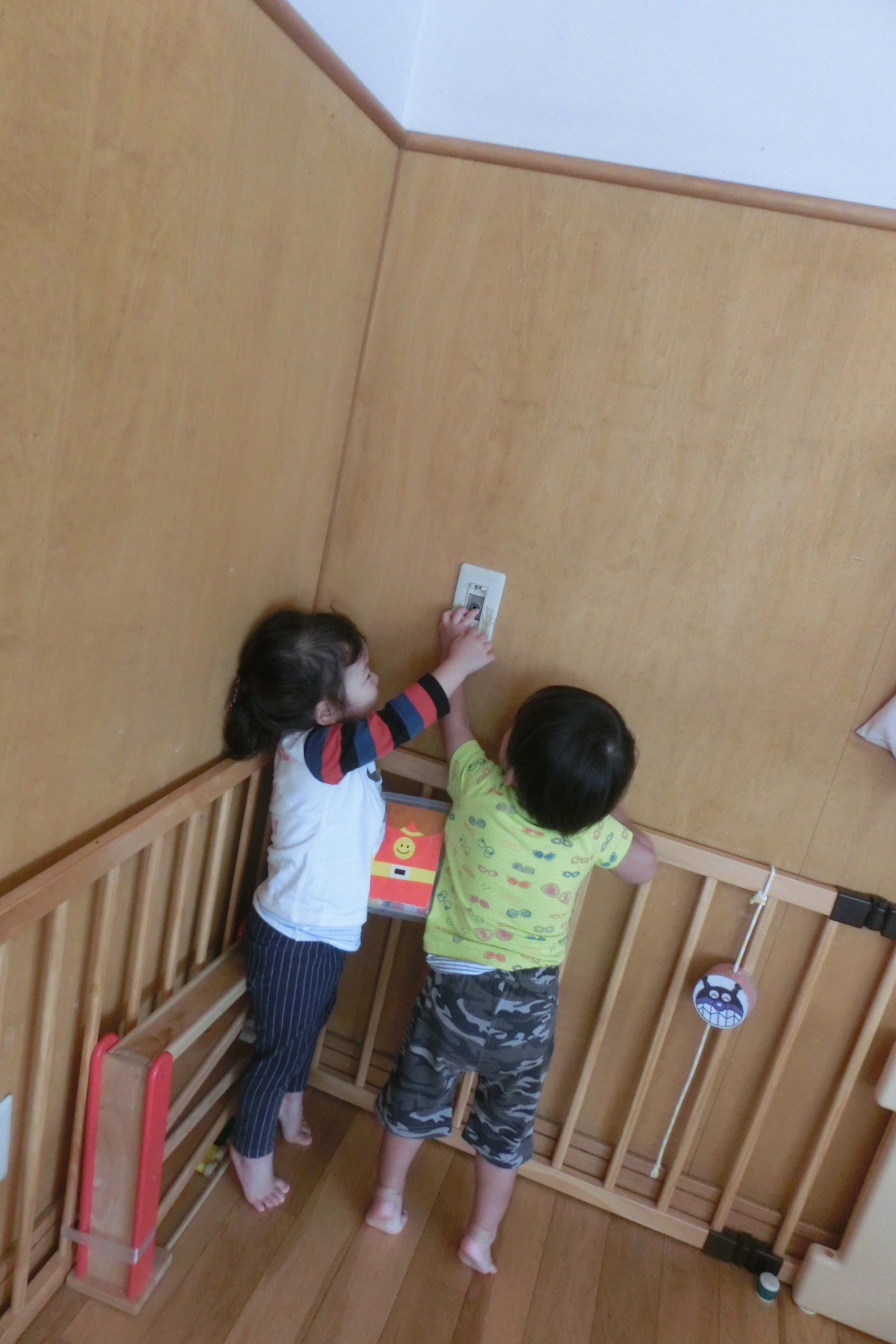 ≪ち・そ≫・・『プチンっ!!!』
≪ち≫・・電気ついたね~ヽ(^。^)ノ
≪そ≫・・うん!!!(*'▽')/