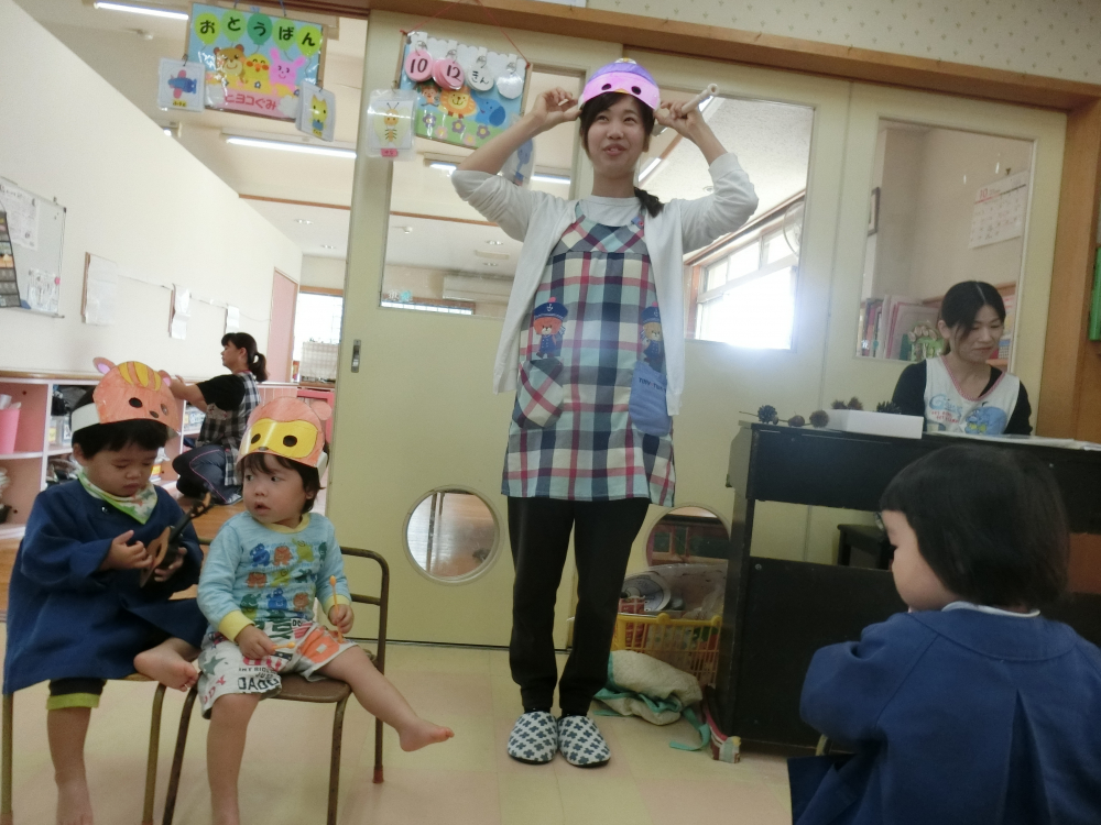 被り物つけて...♪わたしゃ..おんが~くかやまのこりす~♬