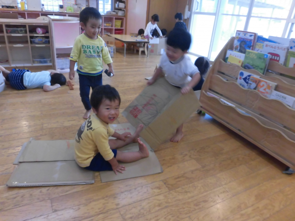 このダンボールでなにする~ヽ(^。^)ノ??まずは..引っ張ってみようか~ヽ(^。^)ノ