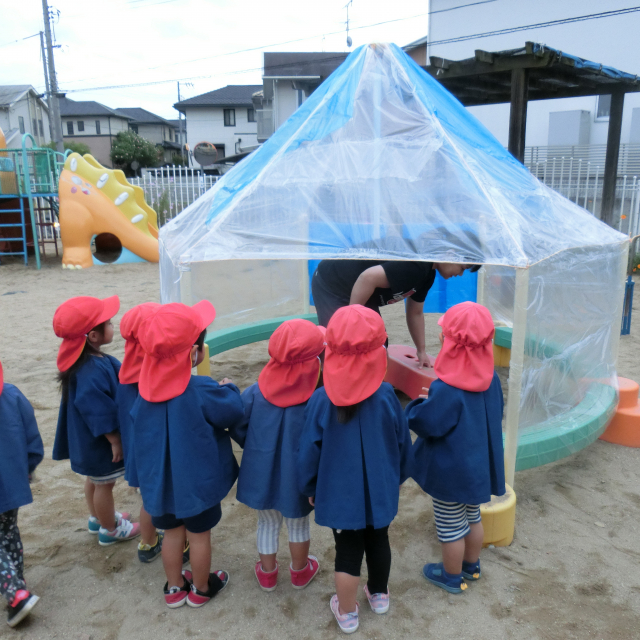保育園の園庭に...お家が建設中(≧▽≦)？？？あれれ～～平均台は・・どこにいった？？