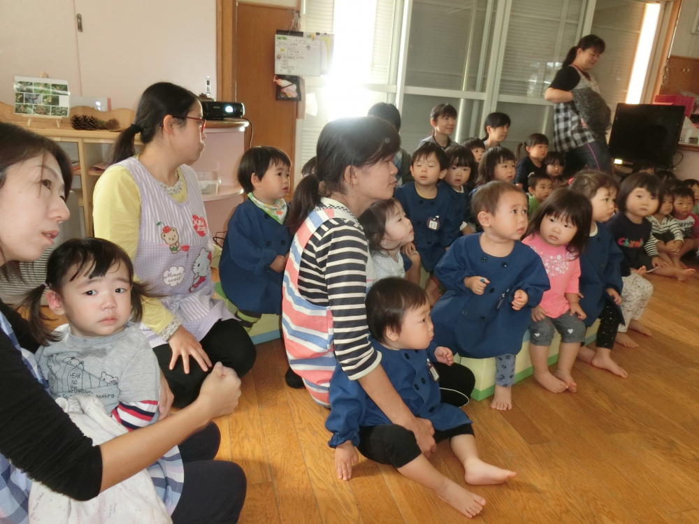 1歳児さんも真剣に見てます(=゚ω゚)ノ