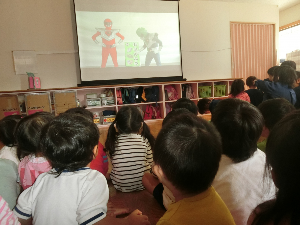 流石(・ω・)ノ！！エコレンジャ～(。-`ω-)子どもが引き寄せられてます(≧▽≦)