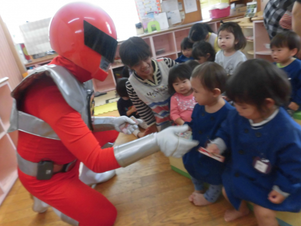 ありがとう(*^_^*)・・かっこいいエコレンジャ~のカ~ドのプレゼント(≧▽≦)