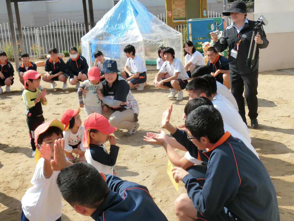 中学校のお兄ちゃん・お姉ちゃんとお別れに『遊んでくれてありがとう』の皆からの手作りプレゼントを渡したよ(^.^)/~~~