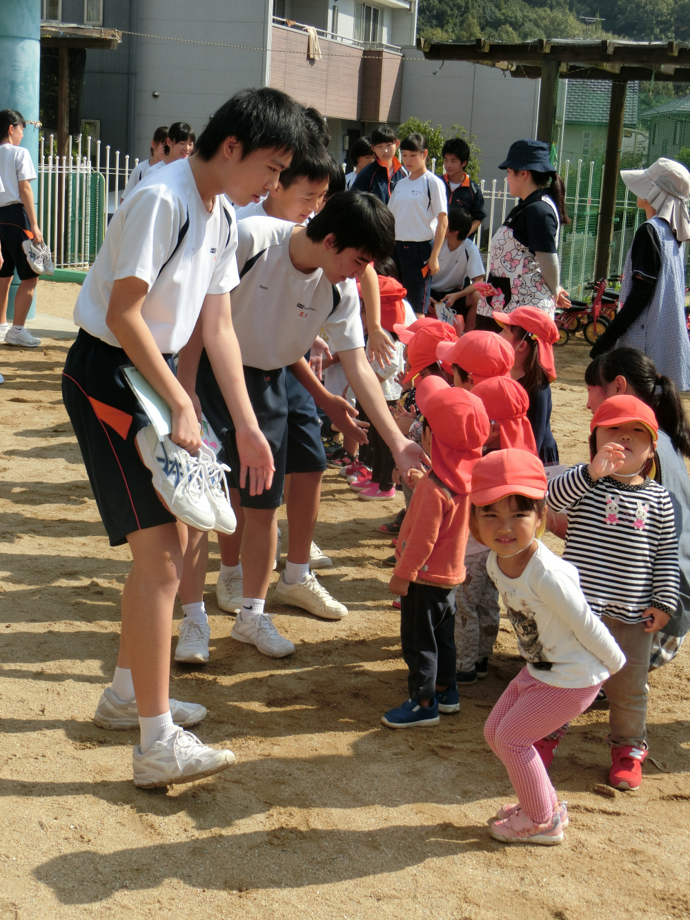 ハイタッチでお見送り