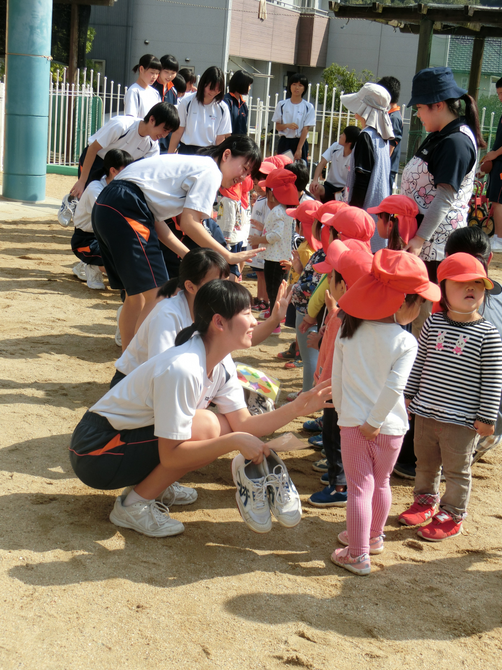 ハイタッチでお見送り