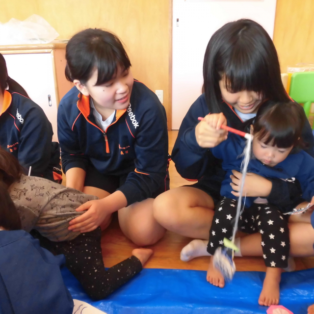 日比崎中学校３年２組のお兄ちゃん・お姉ちゃんが保育園に遊びに来てくれたよ(^.^)/~~~ 