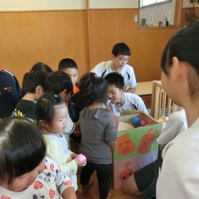 日比崎中学校３年２組のお兄ちゃん・お姉ちゃんが保育園に遊びに来てくれたよ(^.^)/~~~ 