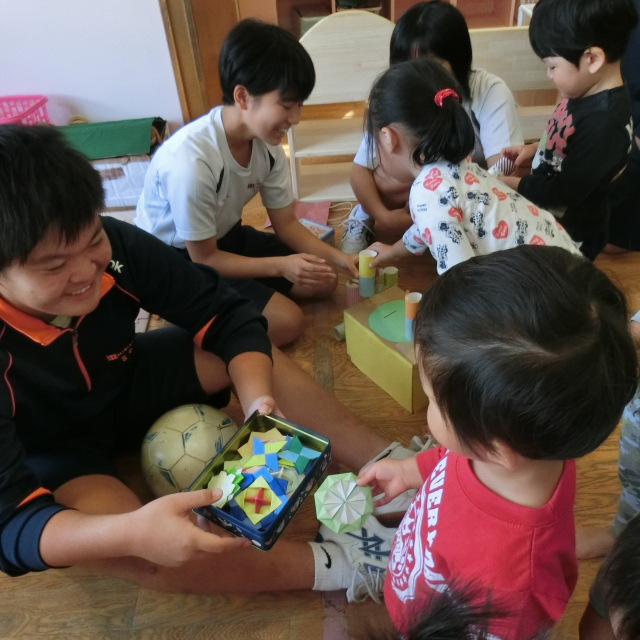 日比崎中学校３年２組のお兄ちゃん・お姉ちゃんが保育園に遊びに来てくれたよ(^.^)/~~~ 