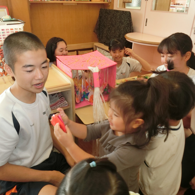 日比崎中学校３年２組のお兄ちゃん・お姉ちゃんが保育園に遊びに来てくれたよ(^.^)/~~~ 