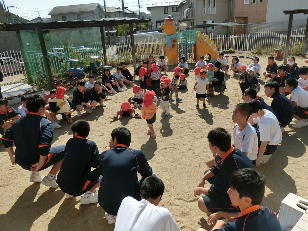 最後は、くま組さんが代表して・・プレゼント渡しヽ(^。^)ノ
『一緒に遊んでくれてありがとう(*^_^*)//』皆で作ったプレゼントを渡しましたヽ(^。^)ノ