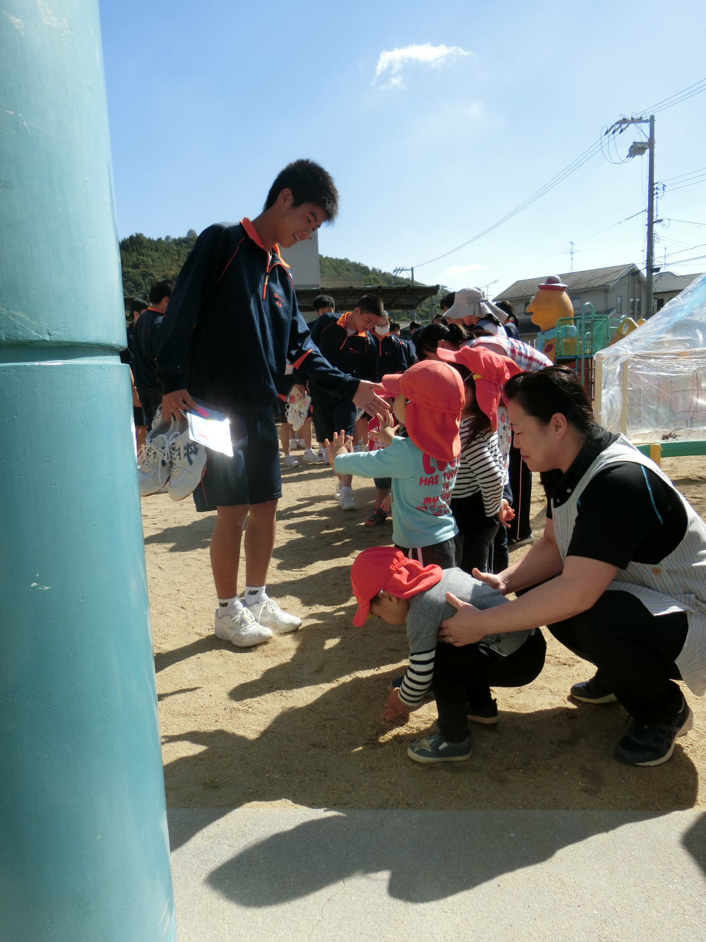 帰りは、皆でハイタッチでお見送り