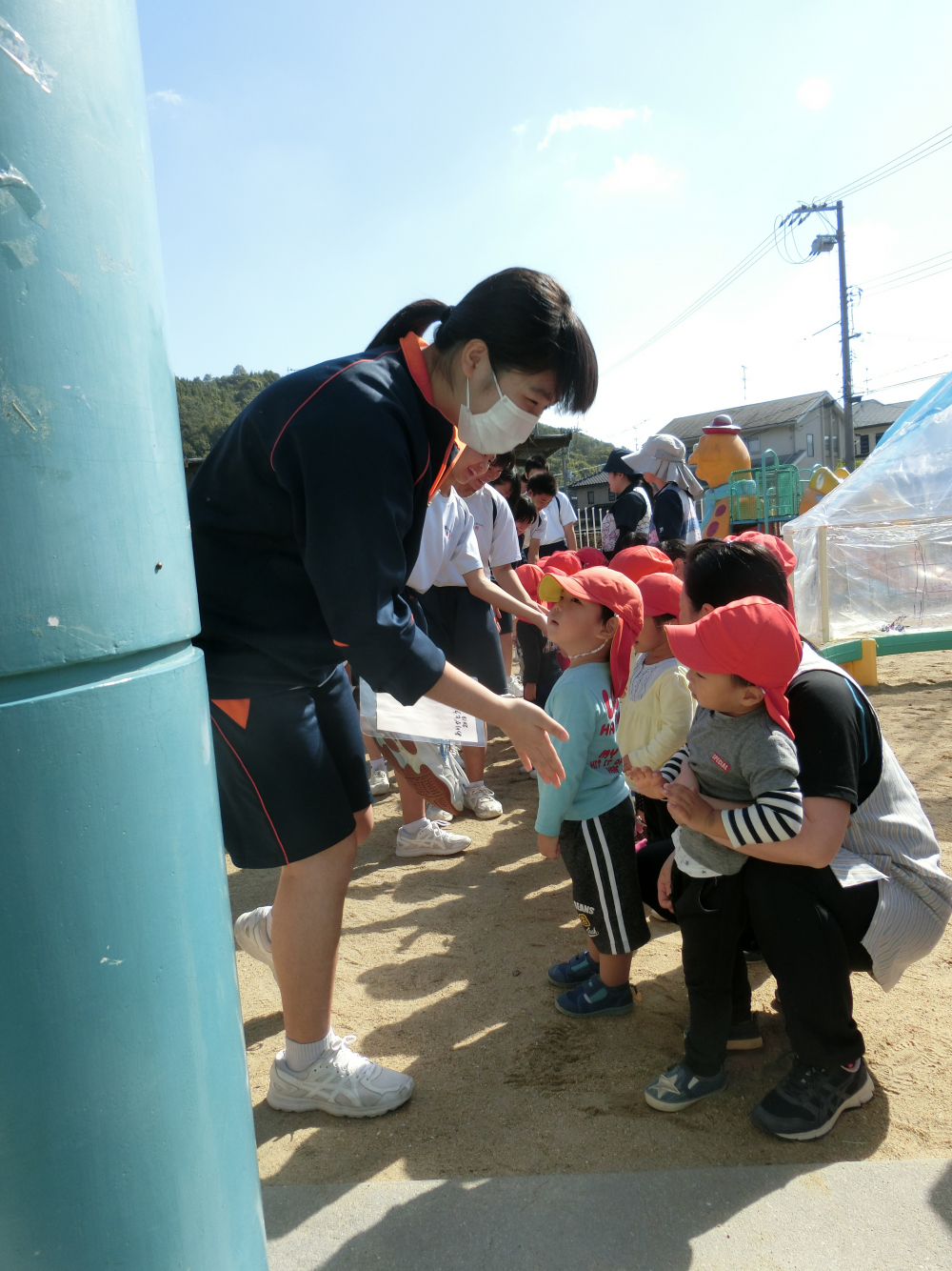 ハイタッチでお見送り
