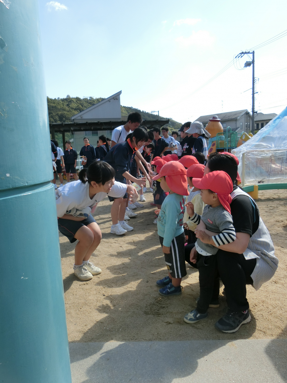 ハイタッチでお見送り