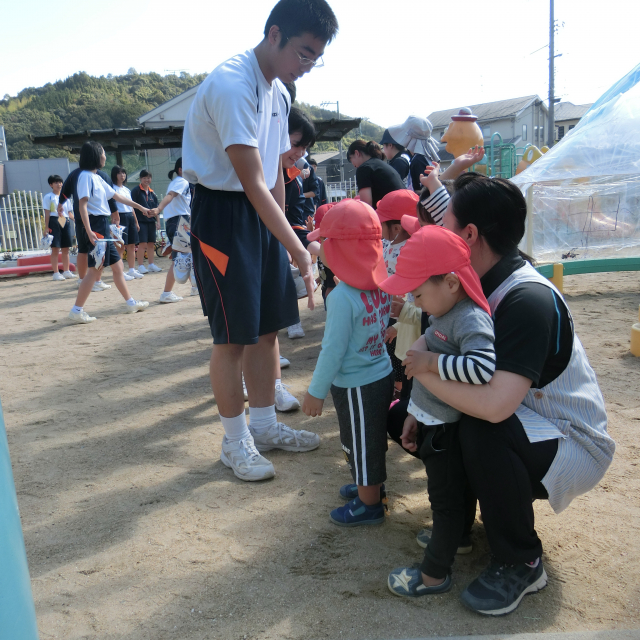 日比崎中学校３年２組のお兄ちゃん・お姉ちゃんが保育園に遊びに来てくれたよ(^.^)/~~~ 