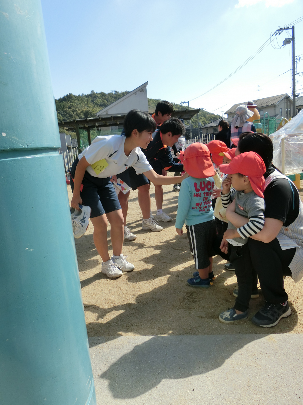 ハイタッチでお見送り