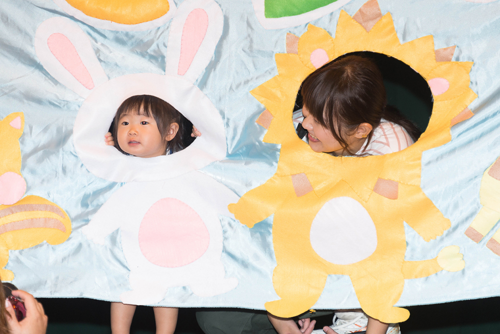 運動会の立て看板も観光スポットにあるような動物の顔の部分が穴が開いてて、そこに、自分でのぞく立て看板を作りました(=゚ω゚)ノ