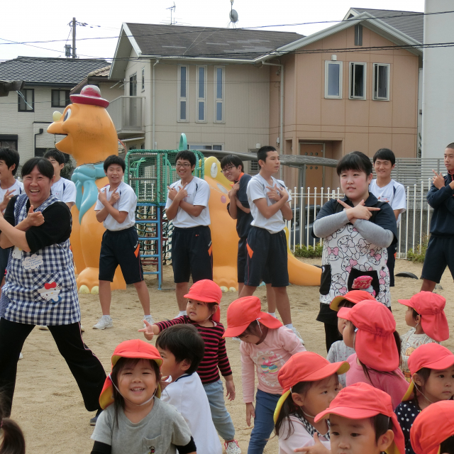 日比崎中学校３年３組のお兄ちゃん・お姉ちゃんが保育園に遊びに来てくれたよ~(^_^)/~  