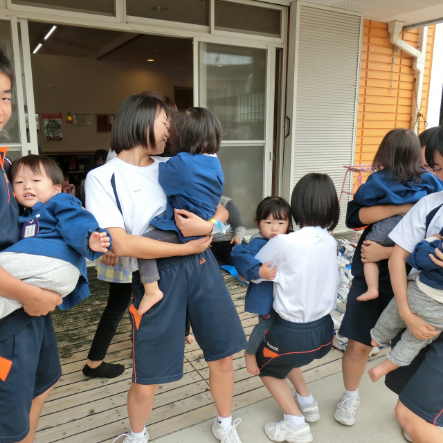 日比崎中学校３年３組のお兄ちゃん・お姉ちゃんが保育園に遊びに来てくれたよ~(^_^)/~  