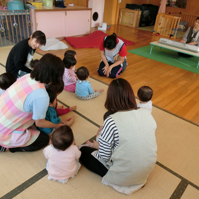 うさぎ組さん（0歳児）・・お歌の時間ですよ～(・ω・)ノ