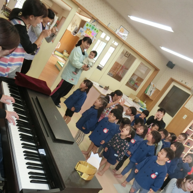 皆で・・ホールで・・楽しいお歌の時間♬♪