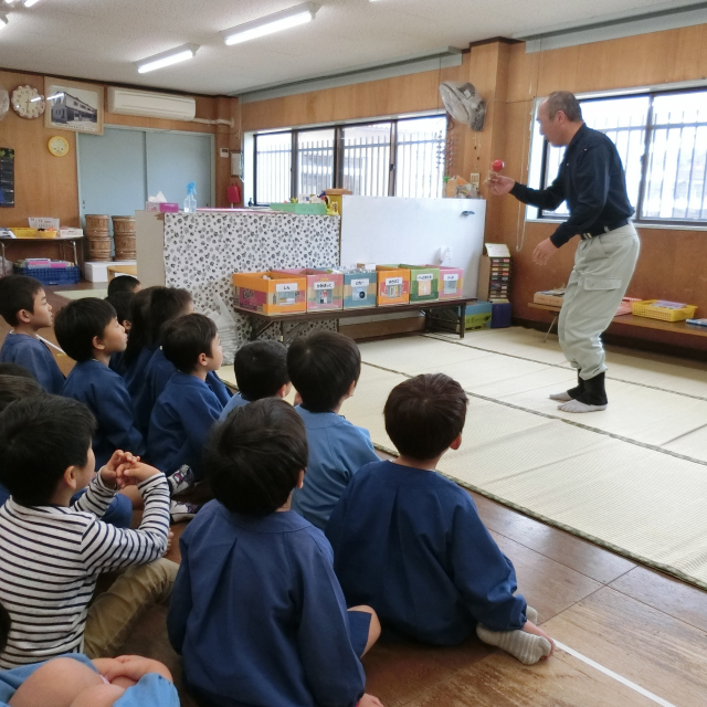 けん玉に挑戦　（5歳児）