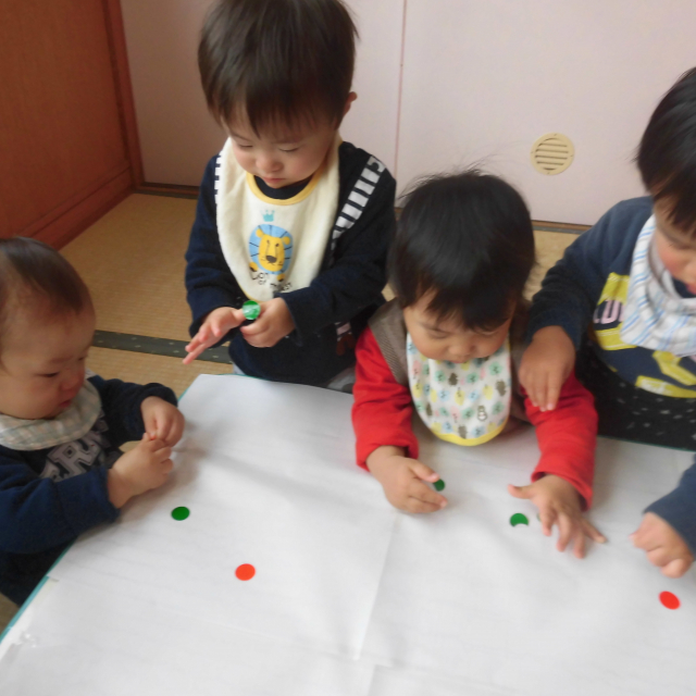 0歳児さんのシ～ル貼り(^^)v