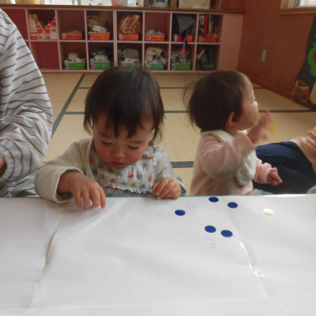 １歳児さんのシ～ル貼り(^^)v