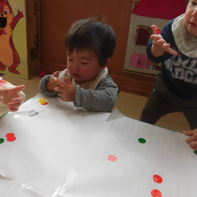 １歳児さんのシ～ル貼り(^^)v
