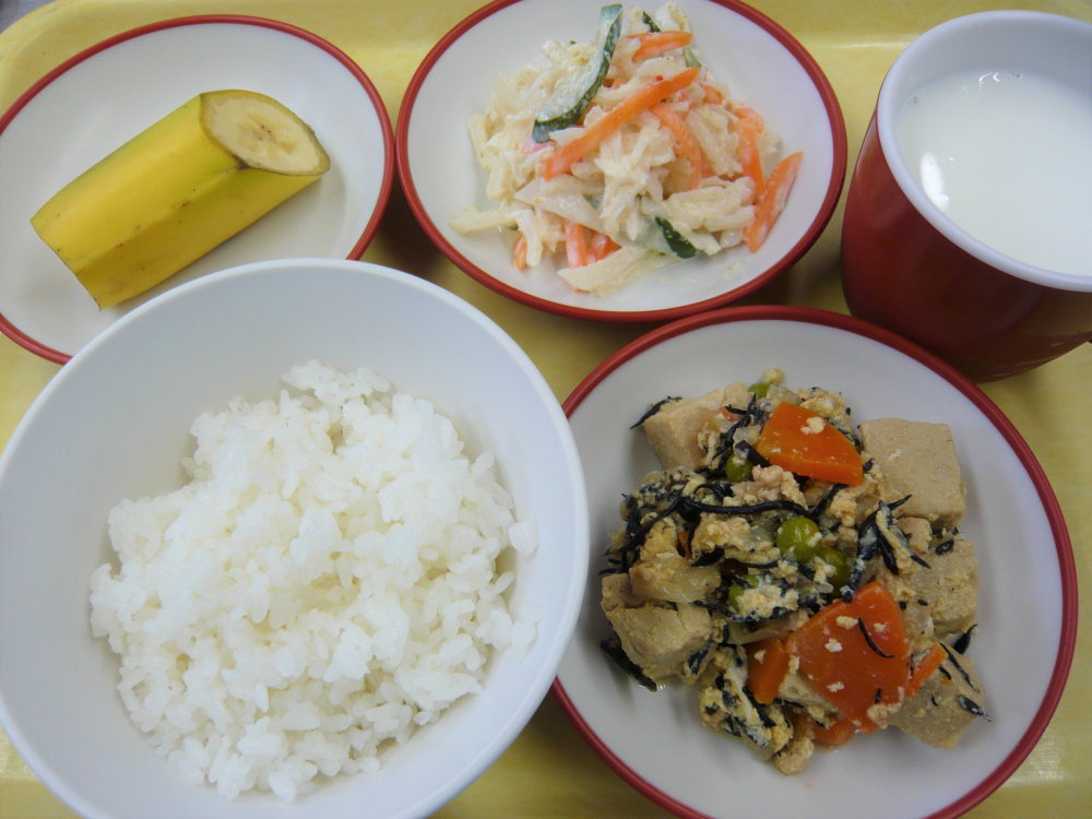 ごはん

高野豆腐の卵とじ

大根サラダ

バナナ

牛乳
