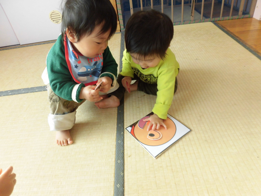 ペタペタ貼ってるよヽ(^。^)ノ