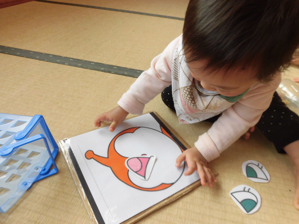 ここかな~(≧◇≦)??磁石が埋め込まれている福笑い!!楽しいよ~(^_^)/~v