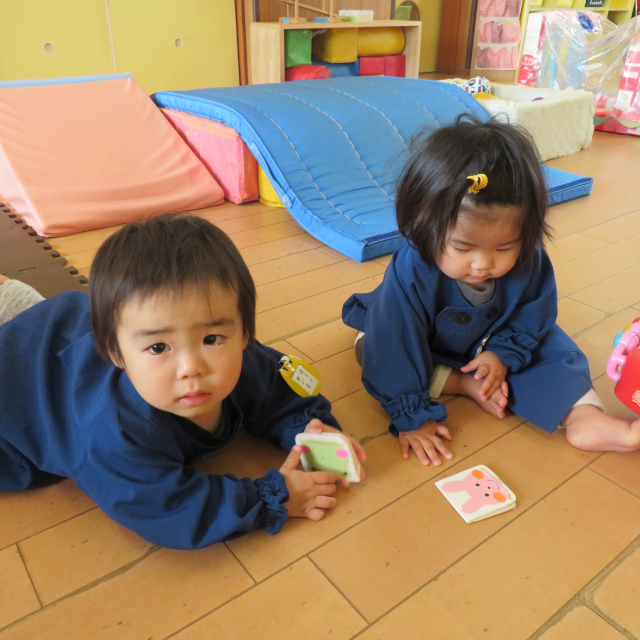 ＊　０歳児　関わりながら遊ぶ　＊