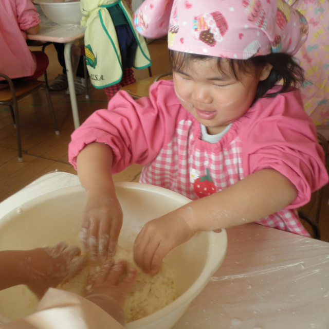 ＊　３歳児　お料理教室　黒糖かりんとう　＊