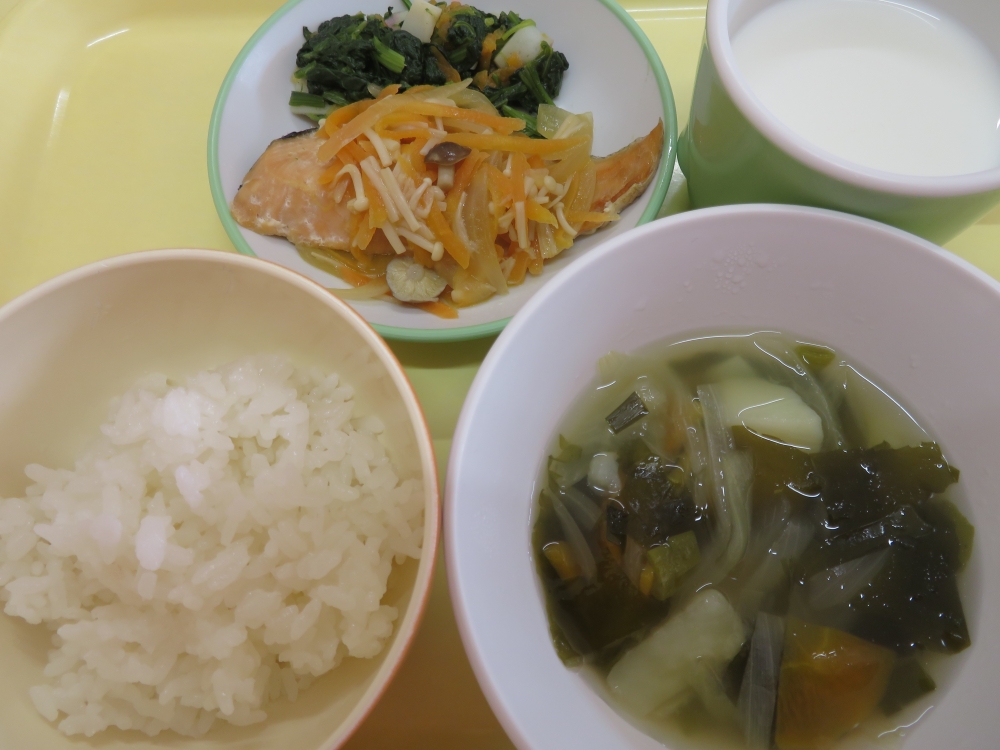 ごはん

鮭ときのこのバター焼き

がじつあえ

わかめスープ　

牛乳
