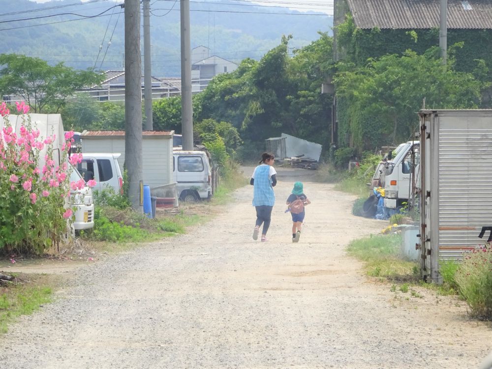 帰りに・・・

「手袋を畑に忘れた・・・」　と・・・

「取りに帰っていいよ」
「待ってるよー」　と友達
先生も、いつも寄り添っています