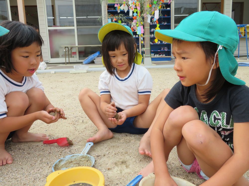 「この前のカープ負けたよね」
「でも今日は勝ったよね～」
「バティスタホームラン打つかな・・・」

どろだんご作りと一緒にカープの話題で会話も弾みます♪

どろだんごまつりは、まだまだ続きます♡
