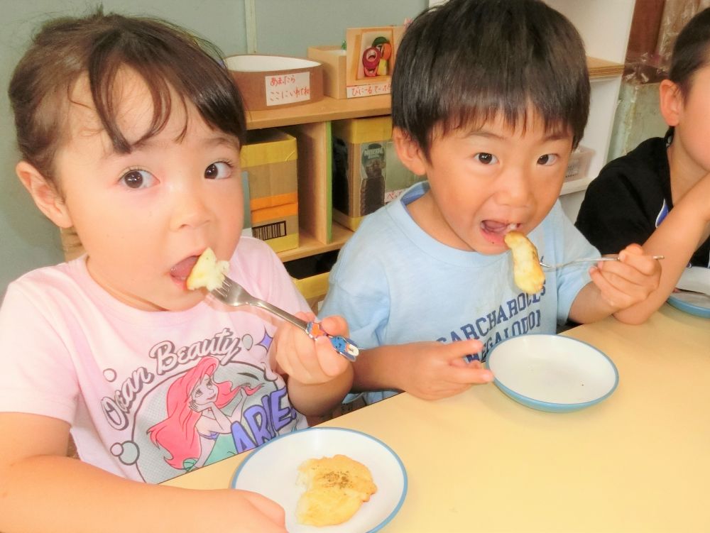 3時のおやつの時間・・・
頑張って作ったいももちを、仲良しの友達といただきました♡

手作り感たっぷり！ゴロゴロ食感が楽しい、バターしょうゆ風味のいももち、とってもおいしかったね。
材料3つで簡単にできるので、ご家庭でも子どもたちと一緒に、ぜひ作ってみて下さい。