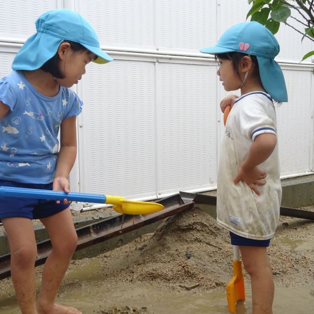 ＊　４歳児　園庭の片隅で・・・　＊