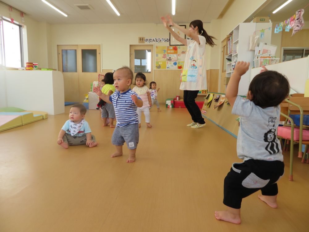 音楽が流れると、踊り出す。
　　　　　　・・・先生と一緒に♪
　　