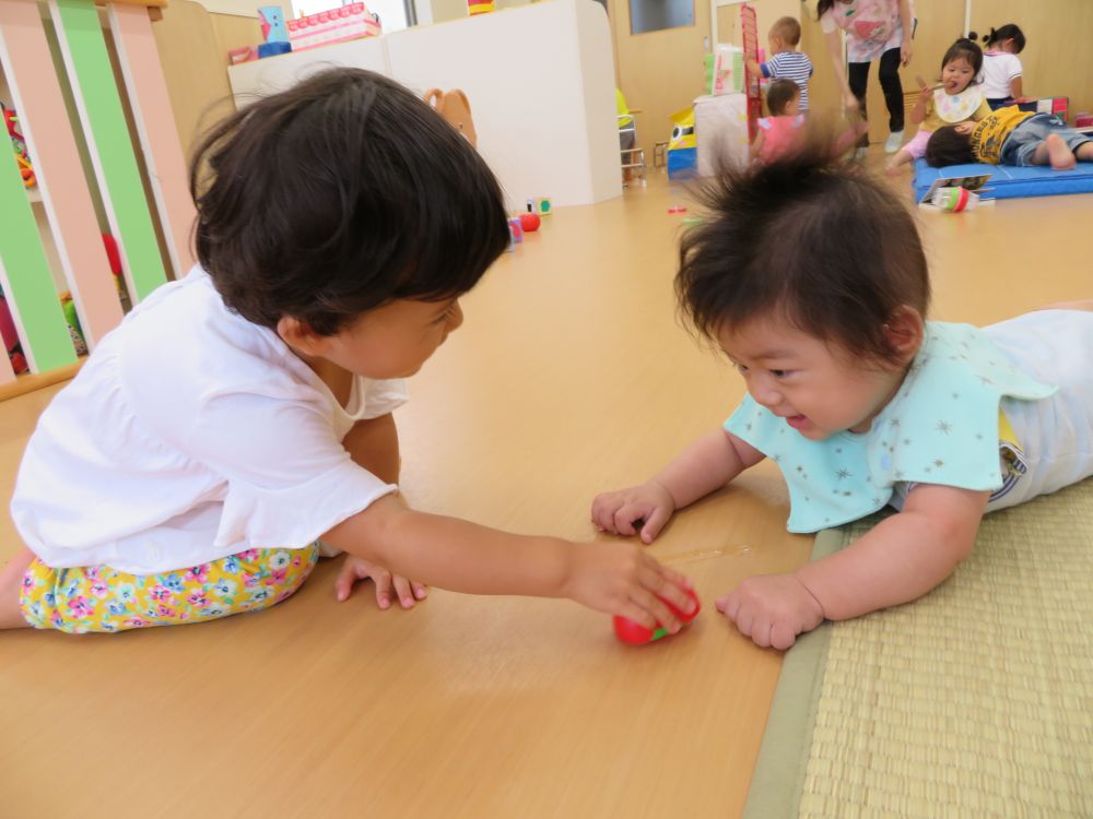 「トマト、どうぞ」「　・　・　・　」
　　　　・・・お姉ちゃんと一緒に♪